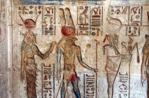 mural egipcio. Osiris, Isis, Horus